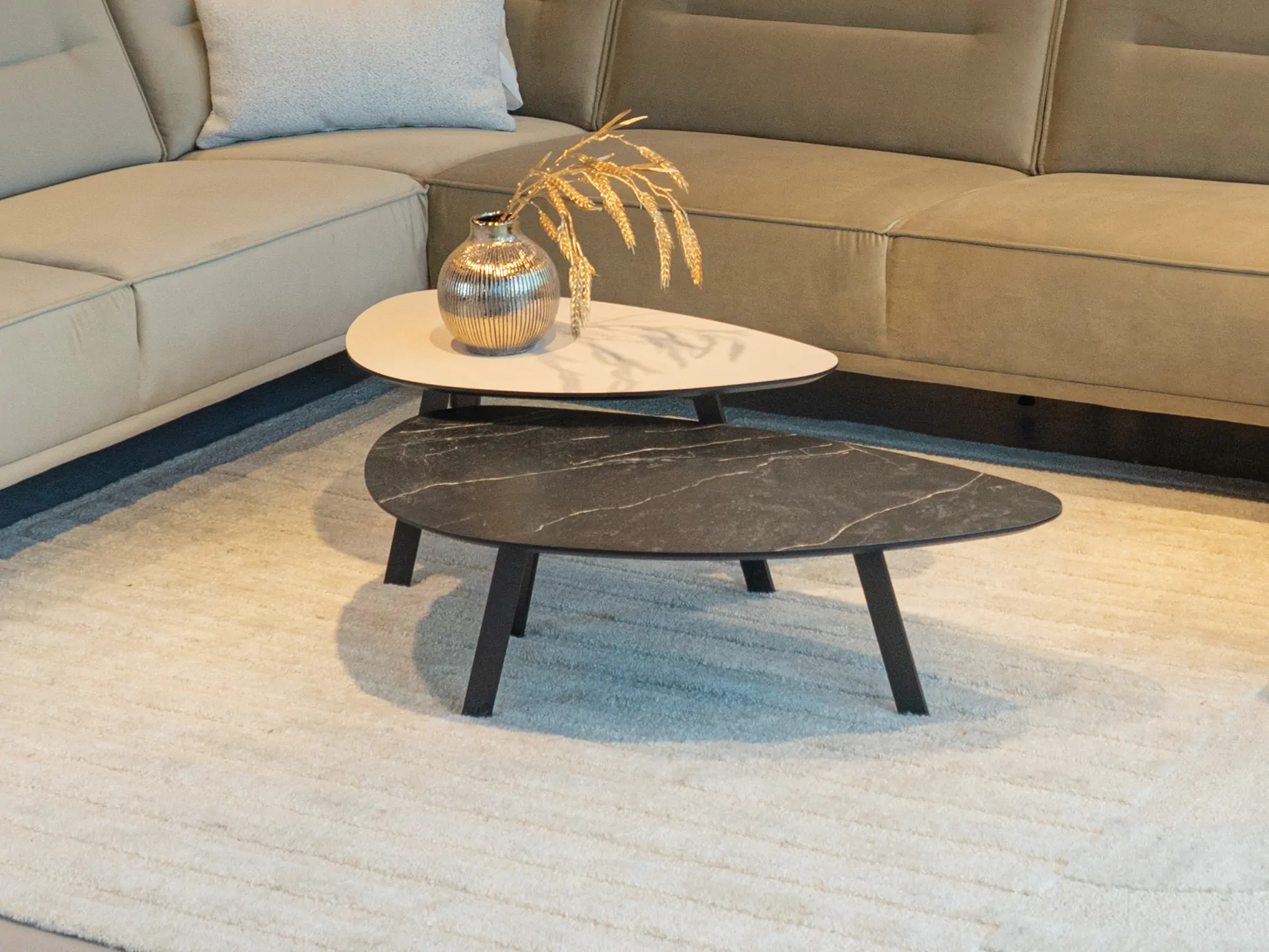 Puur Winkel -Puur Winkel Salontafel Viterbo 80cm Pebble oatmeal beige Salontafel Viterbo 100cm Pebble marble vein nero bronze